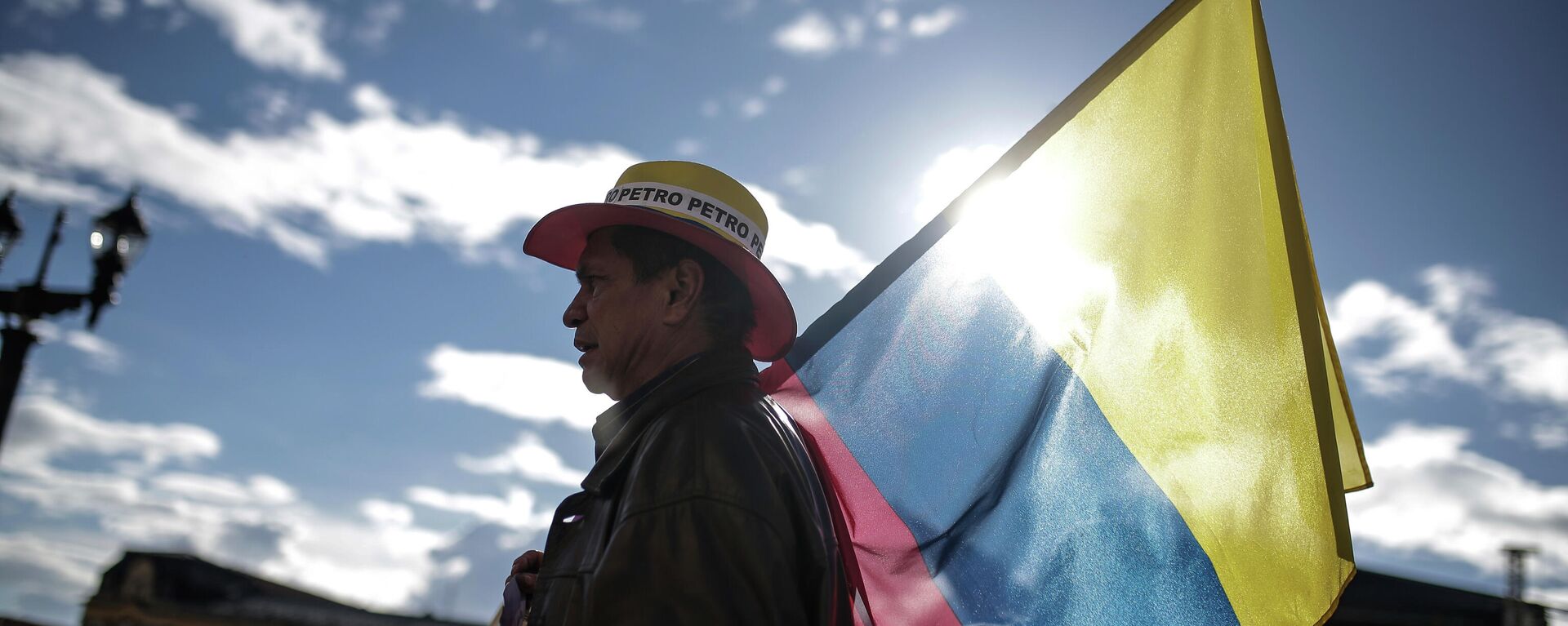 Partidario de Gustavo Petro sostiene la bandera de Colombia - Sputnik Mundo, 1920, 23.11.2022