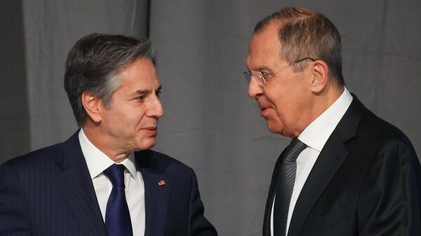 El secretario de Estado de EEUU, Antony Blinken, con el ministro de Relaciones Exteriores de Rusia, Serguéi Lavrov - Sputnik Mundo