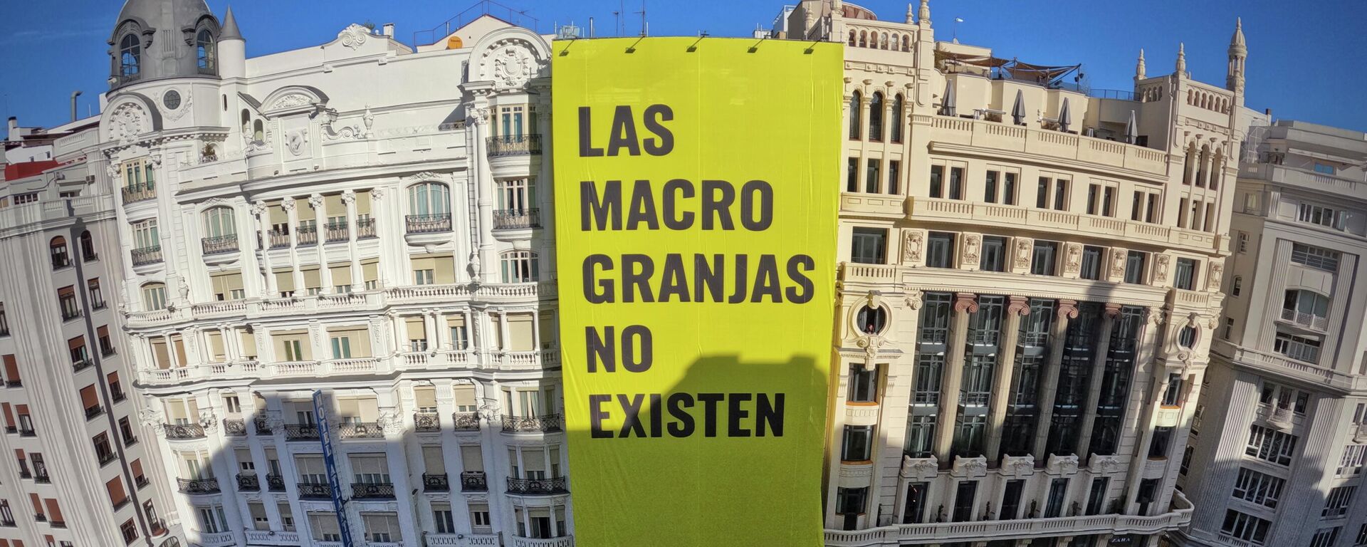 Pancarta de Greenpeace en la Gran Vía de Madrid sobre las macrogranjas - Sputnik Mundo, 1920, 19.01.2022