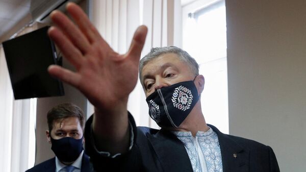 El expresidente de Ucrania Petró Poroshenko, sospechoso de alta traición, tras una audiencia judicial en Kiev, Ucrania, el 19 de enero de 2022 - Sputnik Mundo