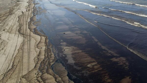 El petróleo contamina la playa de Cavero en Ventanilla, Callao, Perú - Sputnik Mundo