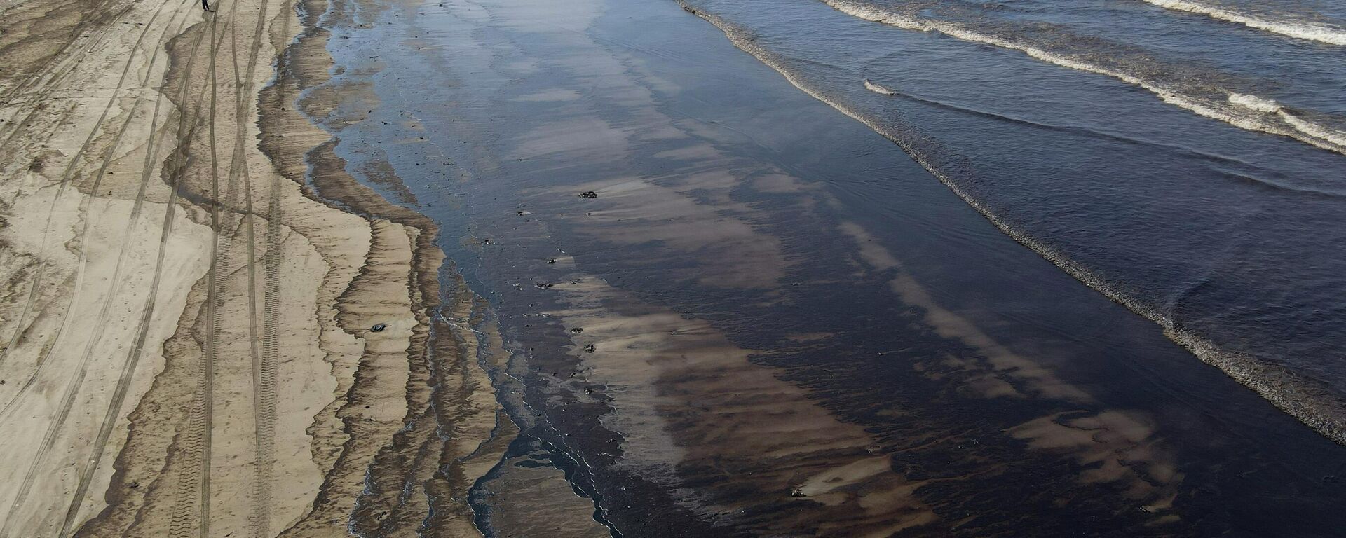 El petróleo contamina la playa de Cavero en Ventanilla, Callao, Perú - Sputnik Mundo, 1920, 05.01.2023