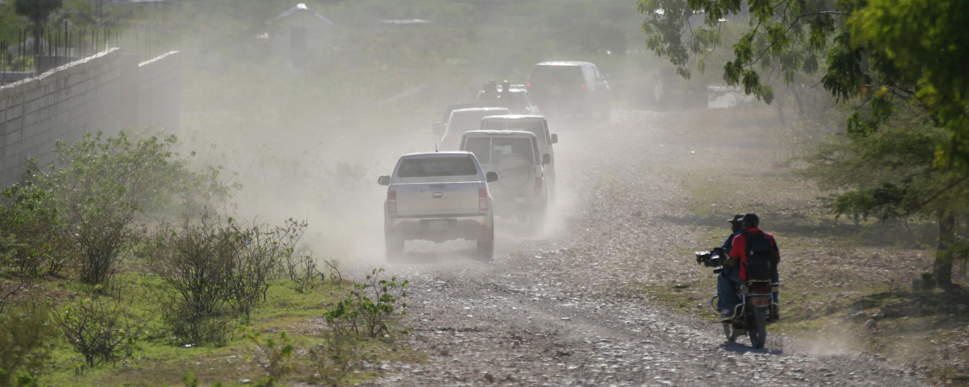 Una caravana se dirige al aeropuerto tras salir de la sede de los Ministerios de Ayuda Cristiana en Titanyen, Haití - Sputnik Mundo, 1920, 19.01.2022