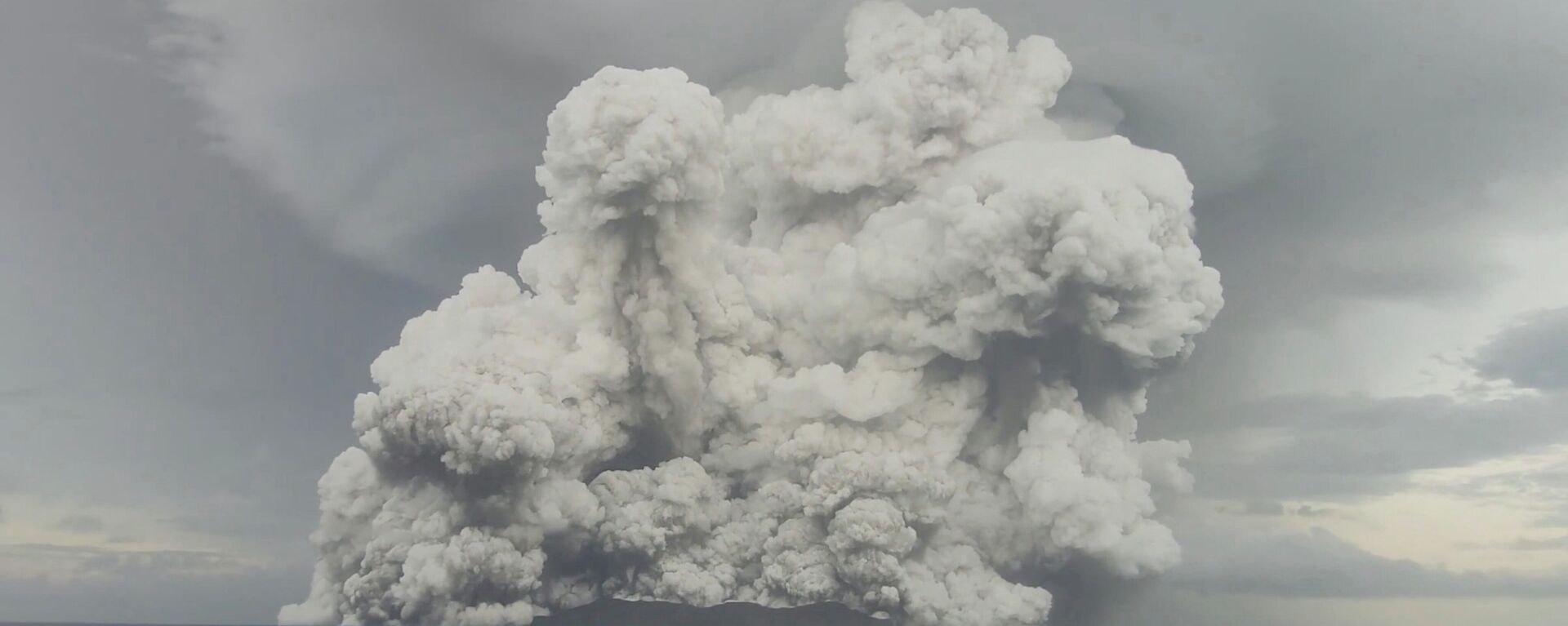 Erupción del volcán submarino Hunga Tonga-Hunga-Haapai - Sputnik Mundo, 1920, 07.02.2022