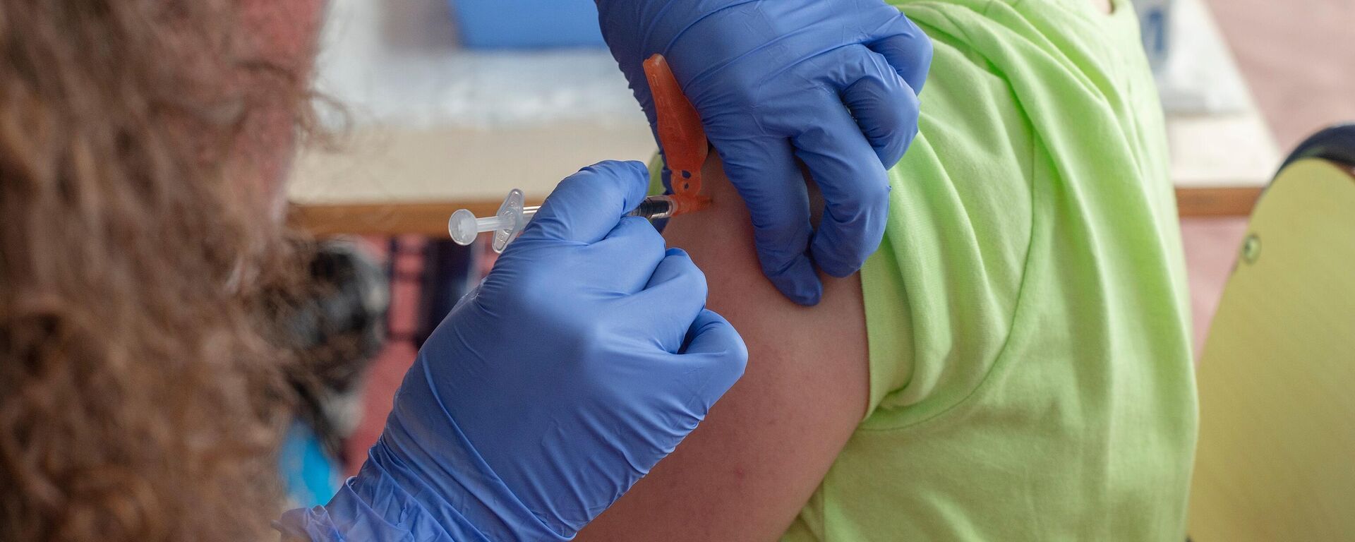 Un niño recibe la vacuna contra el Covid-19, en el CEIP Manel García Grau, a 13 de enero de 2022, - Sputnik Mundo, 1920, 28.01.2022