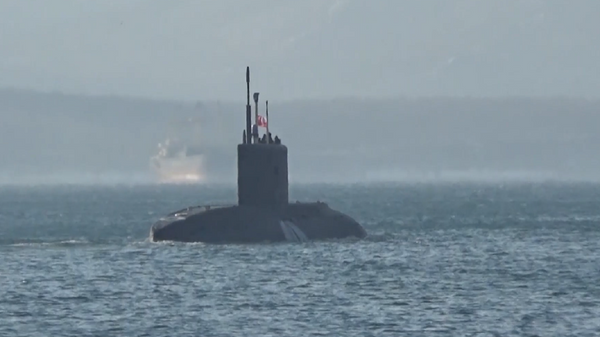 El submarino ruso Voljov destruye un objetivo terrestre con un misil de largo alcance | Video - Sputnik Mundo