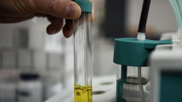 Un técnico maneja muestras de biodiesel en el laboratorio del complejo industrial de la empresa Louis Dreyfus en General Lagos, provincia de Santa Fe, Argentina el 13 de septiembre de 2017. - Sputnik Mundo