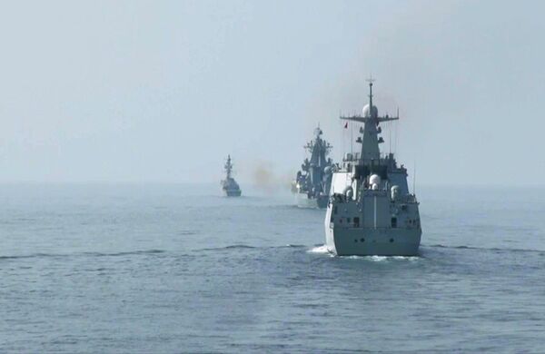 Los buques de guerra de Rusia, Irán y China practicaron operaciones de rescate en el mar y de lucha contra la piratería marítima durante los ejercicios navales CHIRU-2022. - Sputnik Mundo