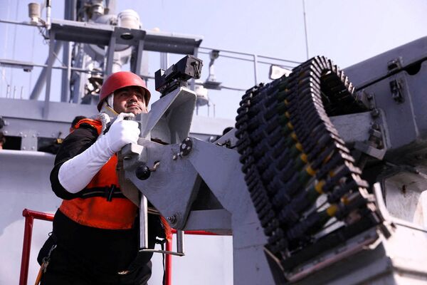 Los ejercicios tuvieron lugar en el golfo de Omán en la parte norte del mar Arábigo y en el espacio aéreo sobre él.En la foto: un infante de la Armada iraní durante el ejercicio naval CHIRU-2022. - Sputnik Mundo