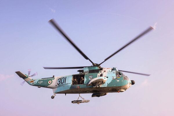 Un helicóptero de combate del Ejército iraní durante los ejercicios CHIRU-2022 en el mar Arábigo. - Sputnik Mundo