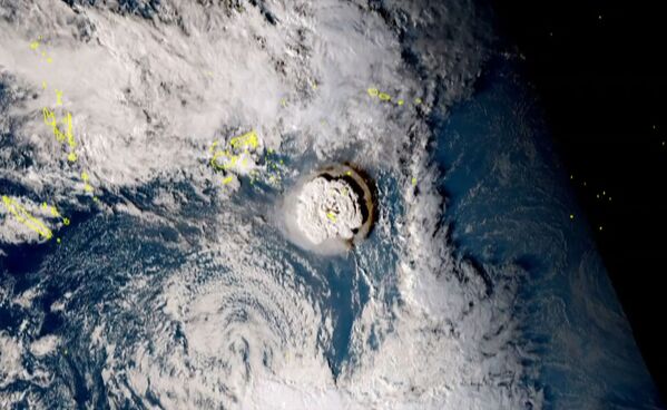Una imagen satelital del volcán submarino en erupción en Tonga. - Sputnik Mundo