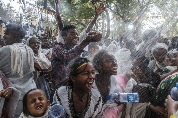 Una aspersión de agua durante la celebración del Timkat (la Epifanía) por parte de los cristianos ortodoxos en la ciudad de Gondar, en Etiopía. - Sputnik Mundo