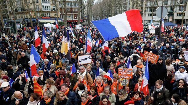 Marcha en París contra el pase de vacunación - Sputnik Mundo