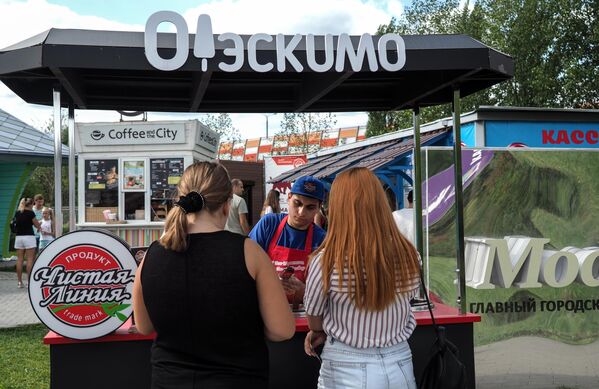 En Rusia, la palabra &quot;eskimo&quot; es un nombre común, por lo que en tiendas rusas todavía se puede comprar helados con ese nombre, 100 años después de su invención.En la foto: un puesto callejero que vende los helados &quot;eskimo&quot; en Moscú, año 2018. - Sputnik Mundo
