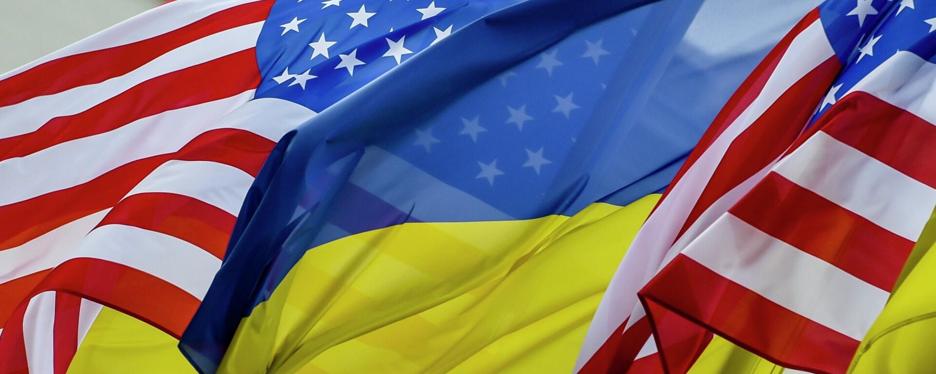 Banderas de EEUU y Ucrania - Sputnik Mundo, 1920, 09.09.2022