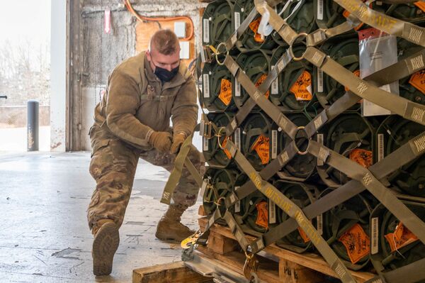 EEUU entregó a Ucrania dos primeros cargamentos de ayuda militar que incluyeron 170 toneladas de armas y munición. Antes de enviar el armamento, el Pentágono compartió las imágenes de los preparativos para el envío. Los medios ucranianos concluyeron que se trata, en particular, de los lanzagranadas SMAW-D y los misiles antitanques Javelin.En la foto: los preparativos para el envío del armamento en la base aérea Dover, en Delaware. - Sputnik Mundo