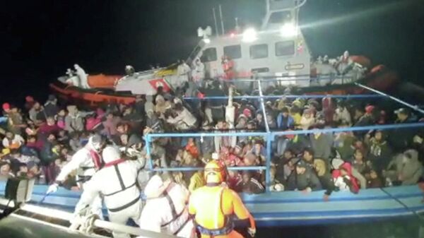 Una embarcación con 280 migrantes a bordo, entre ellos 7 fallecidos por el frío, llegó a la isla italiana de Lampedusa - Sputnik Mundo