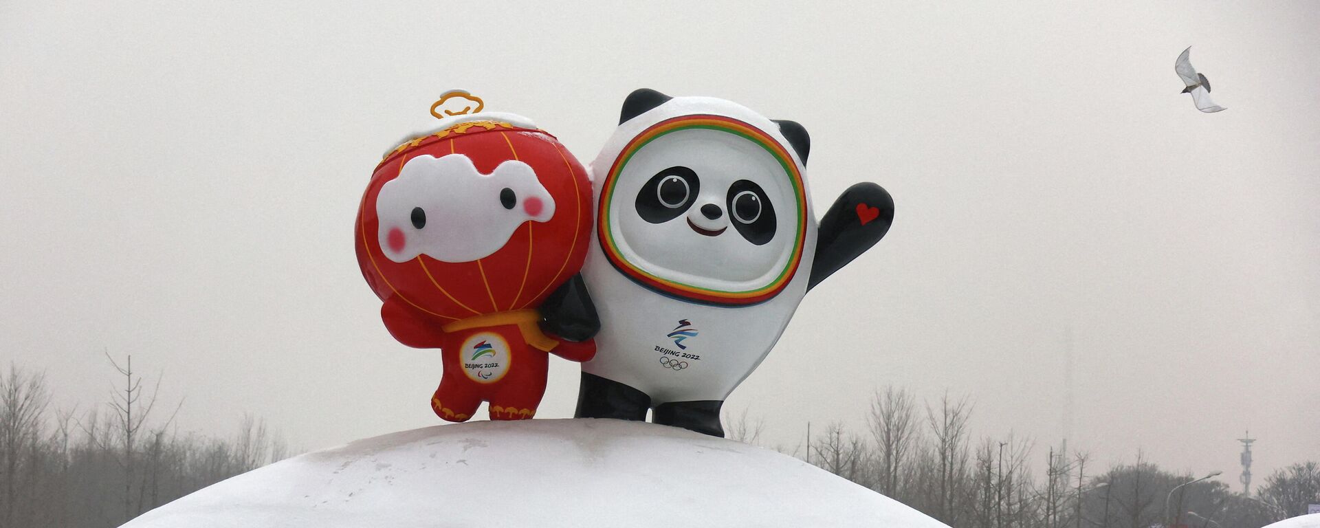 Una instalación con Bing Dwen Dwen y Shuey Rhon Rhon, las mascotas de los Juegos Olímpicos de Invierno de Pekín 2022, China, el 24 de enero de 2022 - Sputnik Mundo, 1920, 26.01.2022