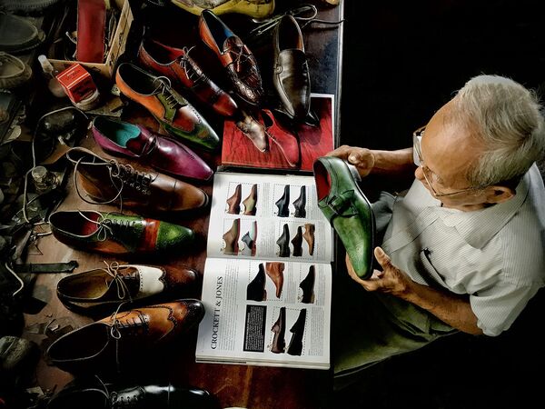 El fotorretrato de un zapatero vietnamita de 90 años, captado con un smartphone por Viet Van Tran, ganó en la categoría iTravelled. - Sputnik Mundo