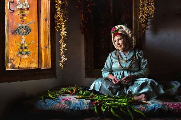 Esta obra del fotógrafo turco F Dilek Uyar triunfó en la categoría Gente y sus historias. - Sputnik Mundo