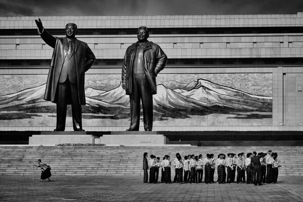 Una foto en blanco y negro, captada por el belga Alain Schroeder en Pyongyang, Corea del Norte, ganó en la categoría Íconos del viaje. - Sputnik Mundo