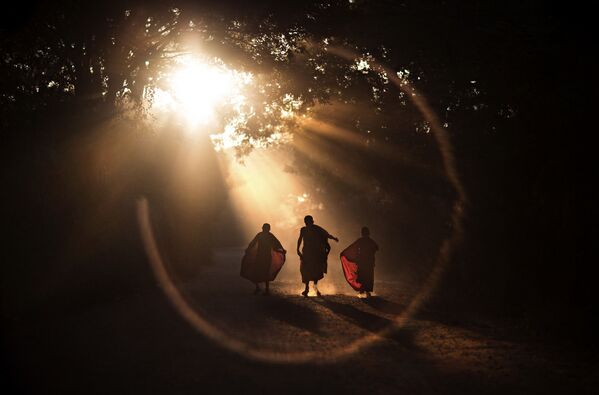 Unos monjes budistas en la foto del italiano Alessandro Bergamini. - Sputnik Mundo
