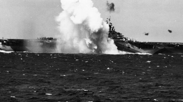 Ataque de pilotos kamikaze japoneses contra el portaviones estadounidense Ticonderoga - Sputnik Mundo