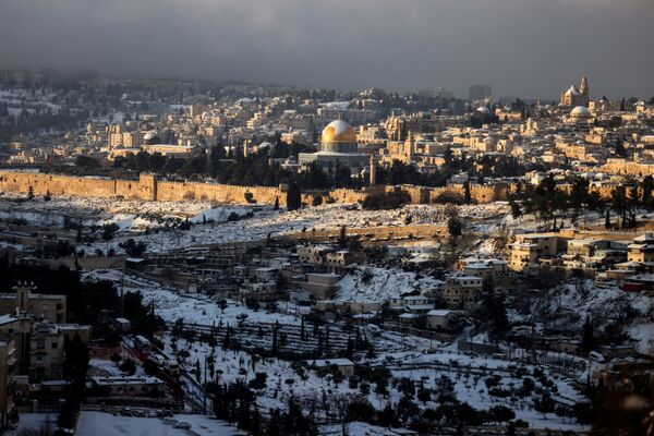 La nevada fue casi un récord, ya que las nevadas en Jerusalén son poco frecuentes y suele formarse un manto superior a los 10 cm una vez cada varios años y solo durante unas horas. - Sputnik Mundo