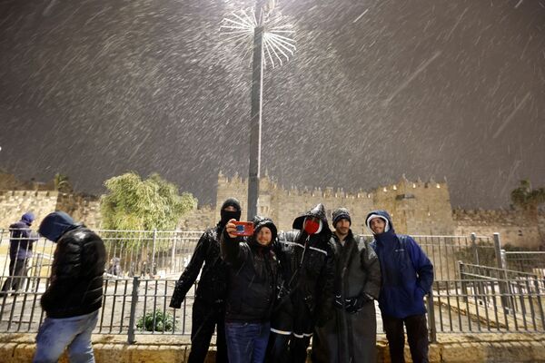 Varios israelíes se dieron cita en Jerusalén para ver la nieve. - Sputnik Mundo