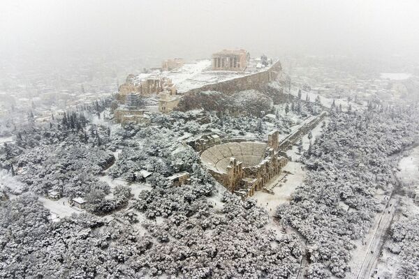 Una vista panorámica del templo Partenón tras una nevada inusual en Atenas, Grecia. - Sputnik Mundo