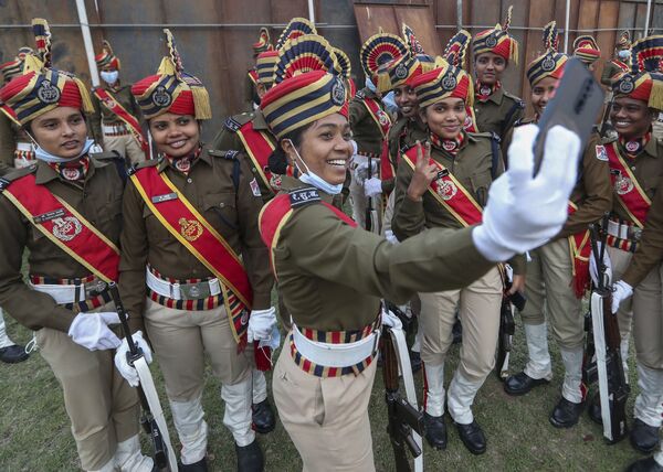 Los miembros de la Fuerza de Conservación Ferroviaria de la India durante las celebraciones por el Día de la República en Hyderabad, India. - Sputnik Mundo