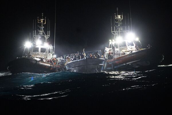 Varios migrantes fueron rescatados por la Guardia Costera italiana frente a la costa de Lampedusa, en Italia. - Sputnik Mundo