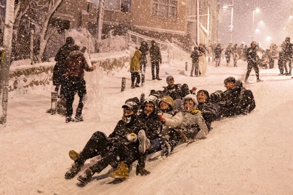 Los niños juegan con la nieve en Estambul, Turquía. - Sputnik Mundo