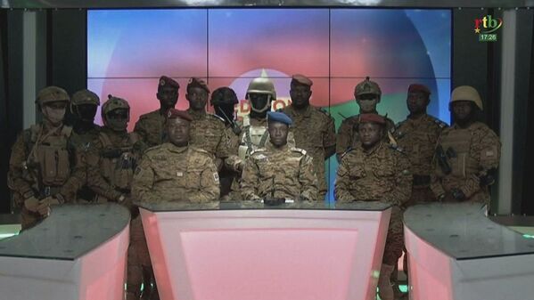Los participantes del golpe militar en Burkina Faso anuncian por la televisión nacional el derrocamiento del presidente Roch Kaboré y la toma del poder. - Sputnik Mundo