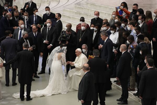 El papa Francisco habla a una pareja de recién casados durante su audiencia general semanal en el Vaticano. - Sputnik Mundo