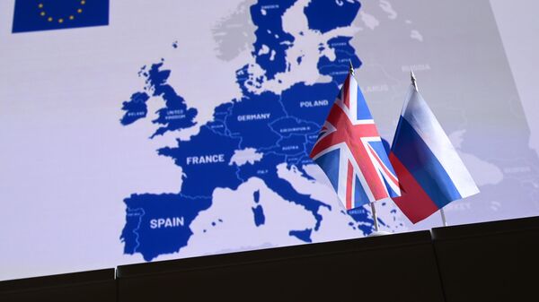 Banderas del Reino Unido y Rusia - Sputnik Mundo