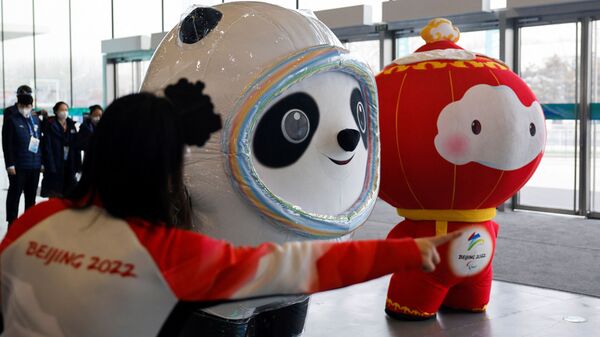 Персонал в костюме маскотов в Главном медиацентре в преддверии открытия Зимних Олимпийских игр 2022 в Пекине  - Sputnik Mundo
