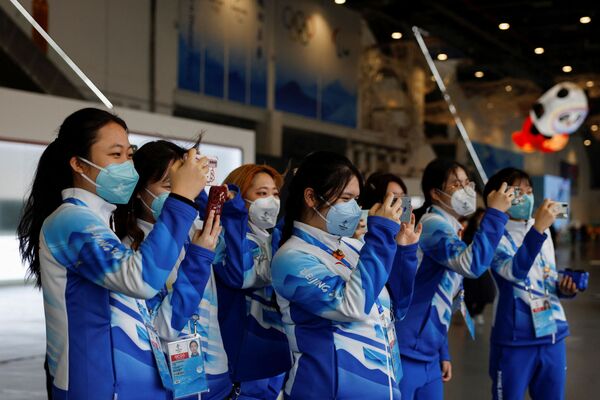 Unos voluntarios en el centro de prensa de los JJOO días antes del inicio de los Juegos Olímpicos de Invierno de Pekín. - Sputnik Mundo