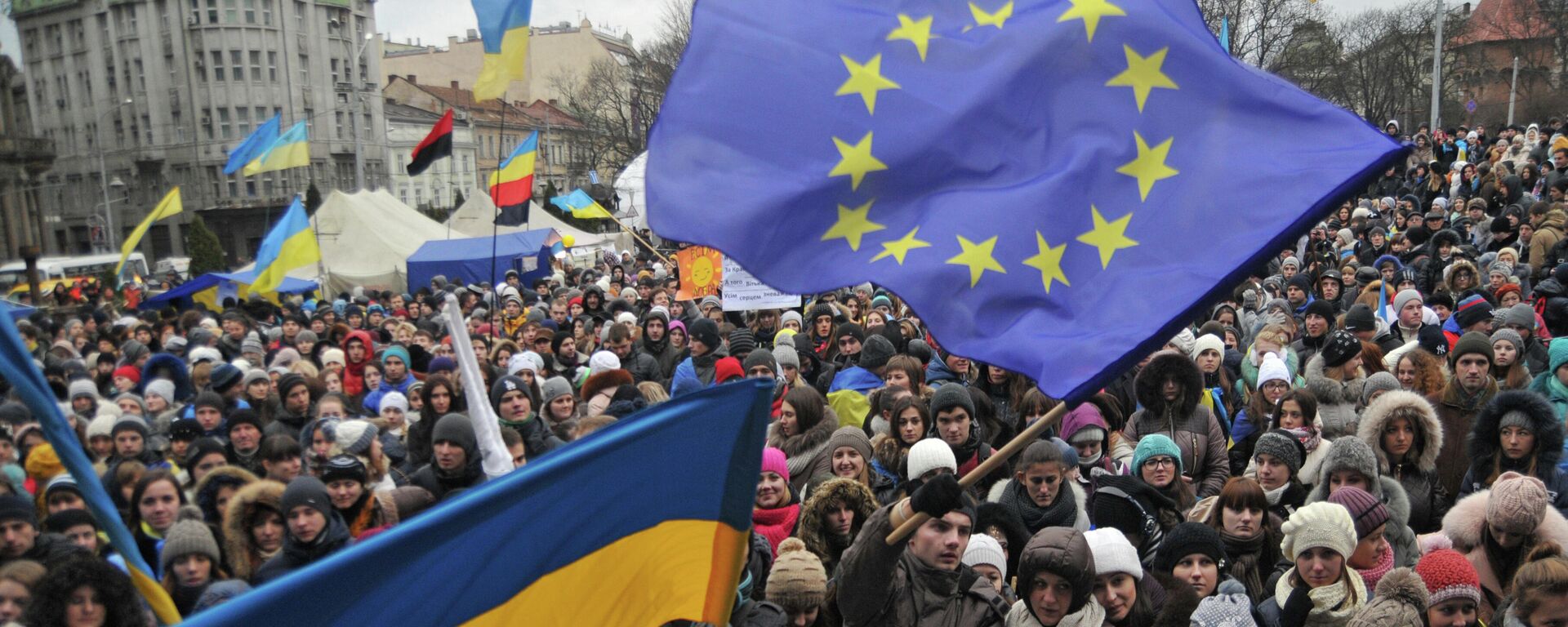 Participantes ucranianos en una manifestación a favor de la integración europea frente al monumento a Tarás Shevchenko en Lviv. - Sputnik Mundo, 1920, 21.11.2023