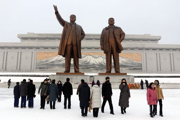 Residentes de Pyongyang, capital de Corea del Norte, en los monumentos a Kim Il-sung y Kim Jong-il en la plaza central de la ciudad durante las celebraciones del Año Nuevo Oriental. - Sputnik Mundo