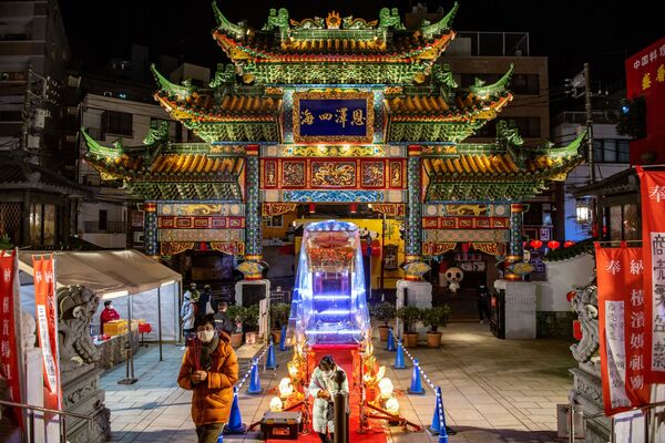 El templo Ma Zhu Miao en el barrio chino de Yokohama, Japón, durante las celebraciones del Año Nuevo Oriental. - Sputnik Mundo