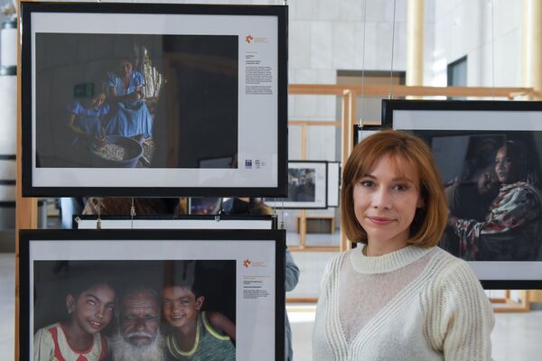 La fotógrafa española Lis Arango, distinguida por el jurado con una mención especial, en la inauguración de la exposición de los ganadores del Concurso Internacional de Fotoperiodismo Andréi Stenin 2021 en el Museo de Historia de Madrid. - Sputnik Mundo