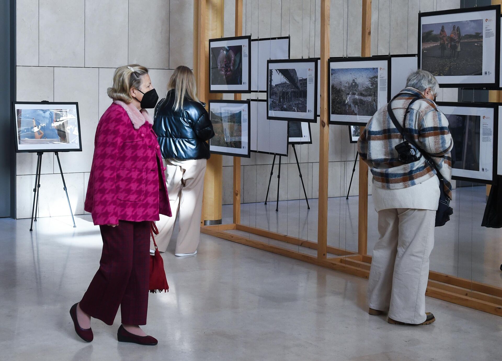 Visitantes en la exposición de los ganadores del Concurso Internacional de Fotoperiodismo Andrei Stenin 2021 en el Museo de Historia de Madrid. - Sputnik Mundo, 1920, 01.02.2022