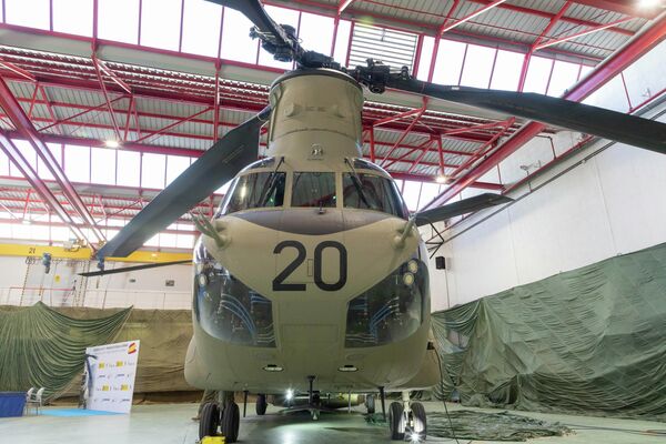 El primer Chinook CH-47F, en la base de las FAMET en Colmenar Viejo - Sputnik Mundo