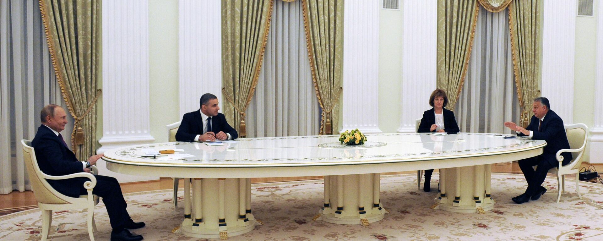 El presidente ruso, Vladimir Putin, y el primer ministro húngaro Viktor Orban (a la derecha) durante una reunión - Sputnik Mundo, 1920, 01.02.2022