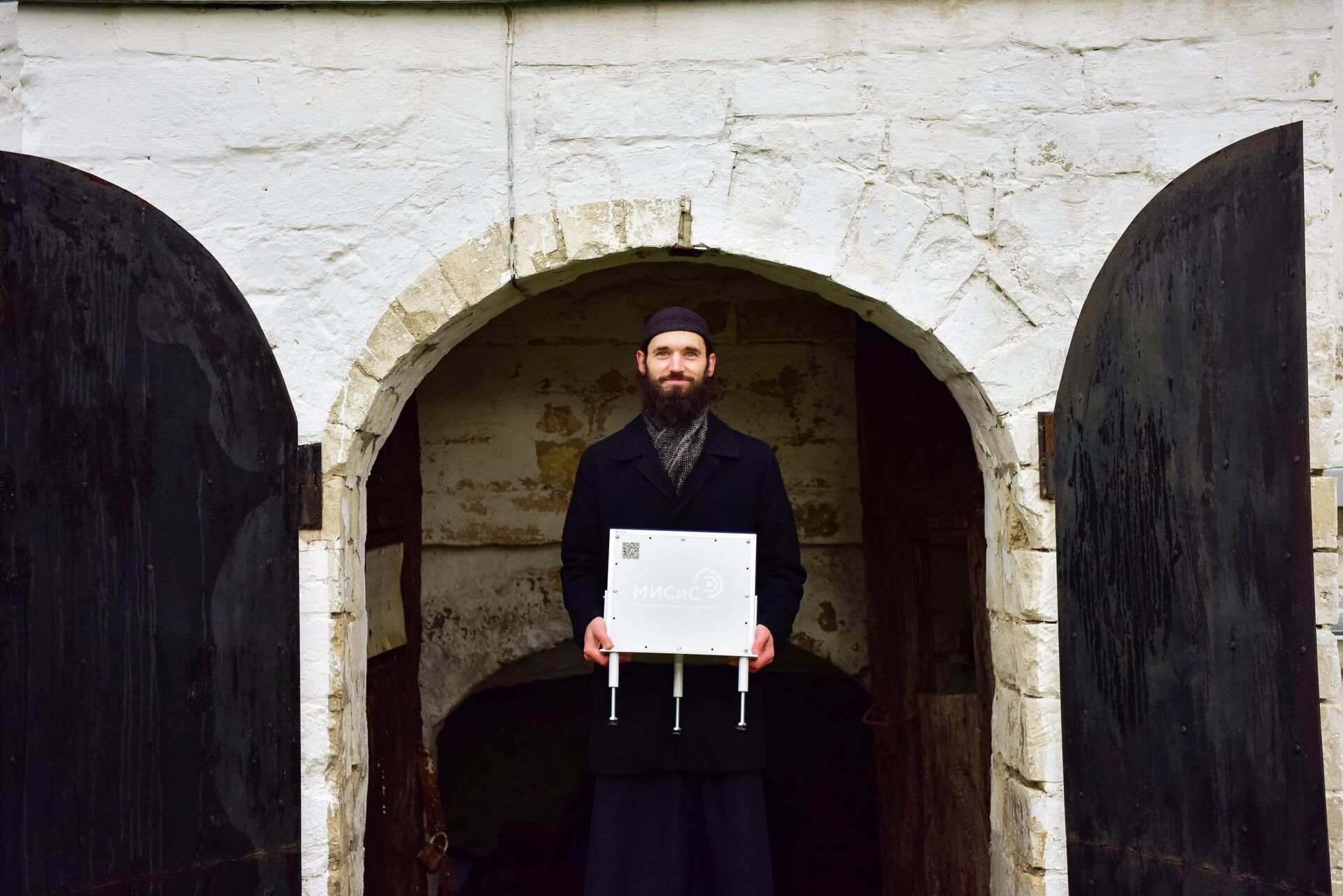 El abad del monasterio, Panteleimón, sujeta un detector de muones - Sputnik Mundo, 1920, 01.02.2022