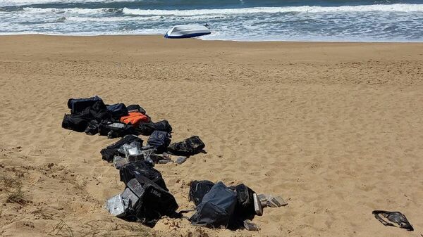 Cocaína encontrada en una playa de Uruguay - Sputnik Mundo
