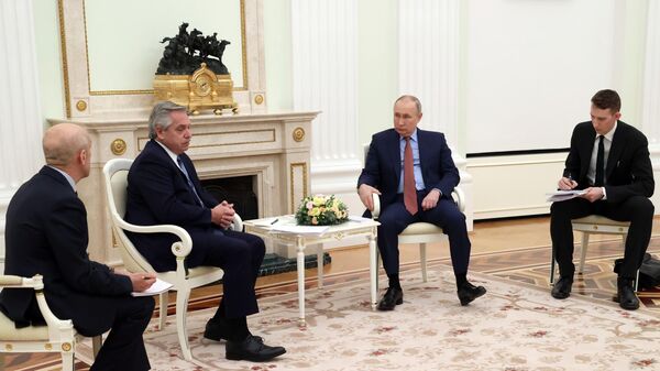 El presidente ruso Vladimir Putin y el presidente argentino Alberto Fernández (segundo por la izquierda) durante una reunión en el Kremlin - Sputnik Mundo