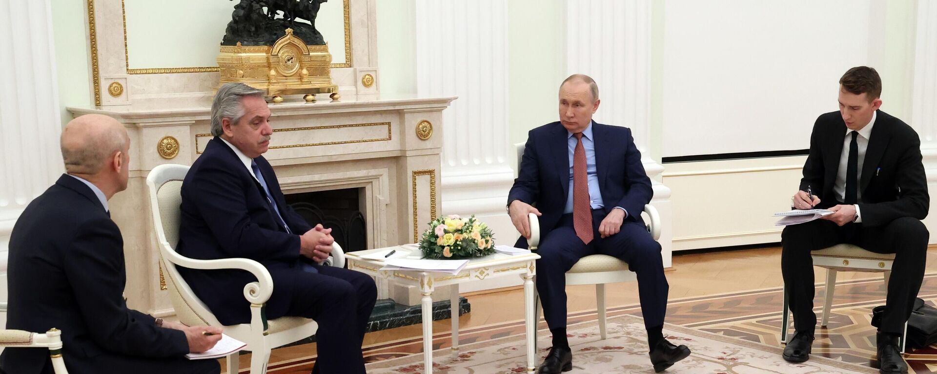 El presidente ruso Vladimir Putin y el presidente argentino Alberto Fernández (segundo por la izquierda) durante una reunión en el Kremlin - Sputnik Mundo, 1920, 04.02.2022