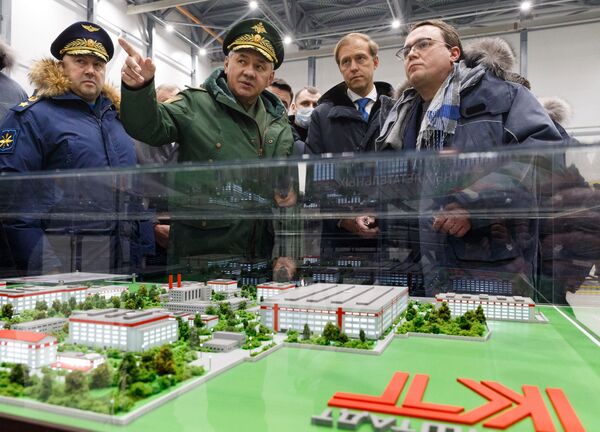 El ministro de Defensa de Rusia, Serguéi Shoigú (segundo a la izda.) visitó la fábrica. - Sputnik Mundo